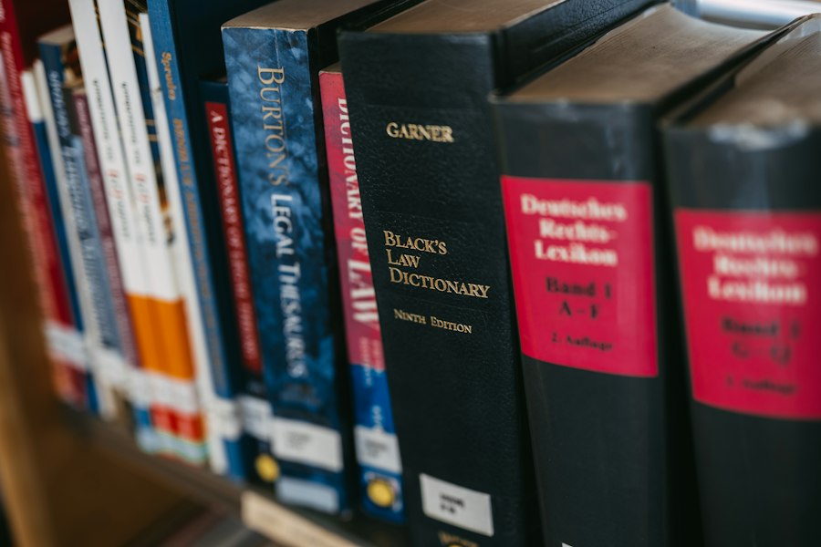 Юридические книги на полке — тематическая иллюстрация